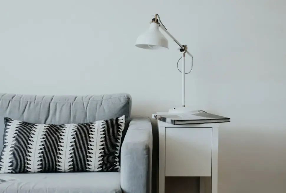Sideborde eller indskudsborde? Her er 6 ting du skal overveje inden du vælger bordtype til stuen